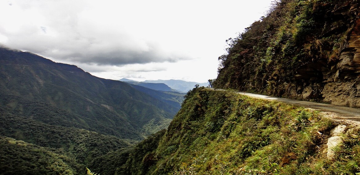 Curve on death road without guardrail and with steep cliff next to it