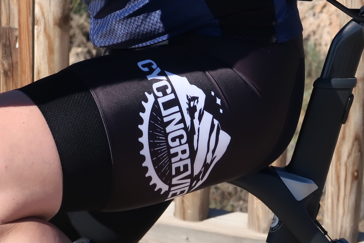 Elite 1200 fietsbroek details zijkant zwart TD sportswear