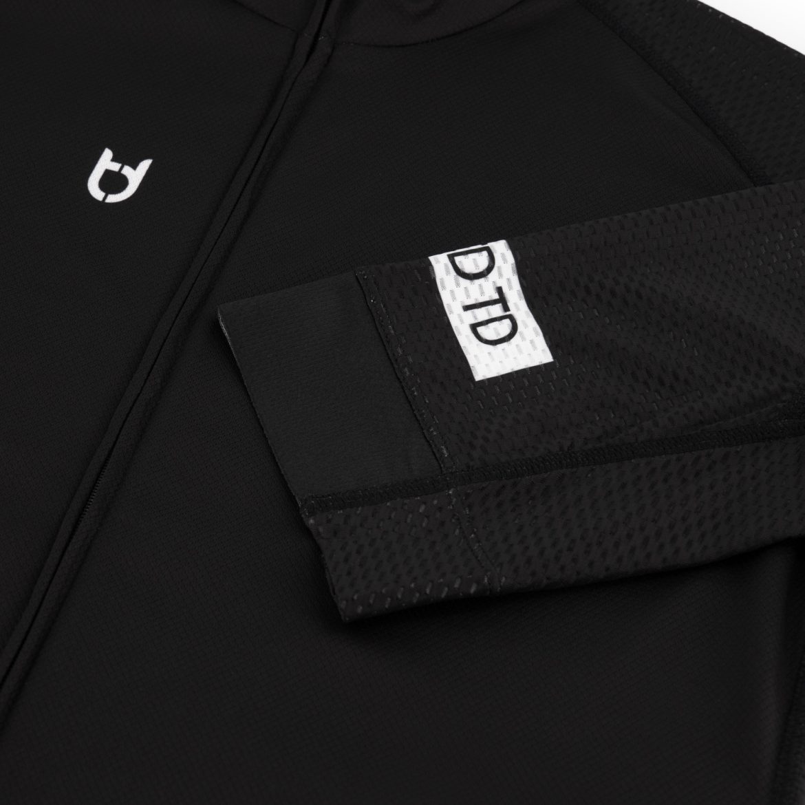 Detail photo mesh sleeves of TD black cycling jersey
