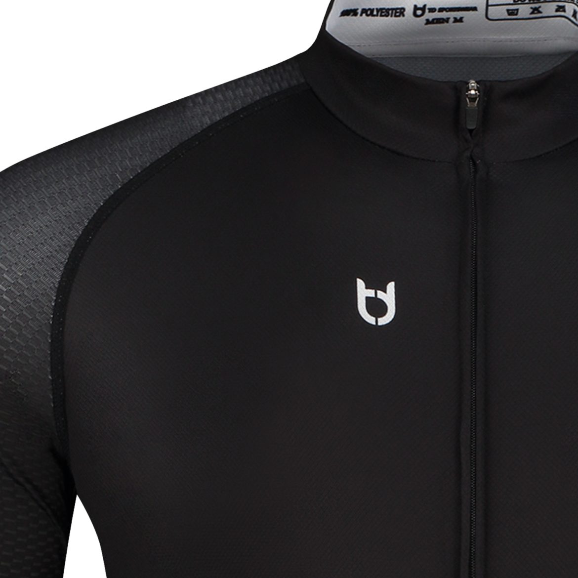 Detail shoulder material and fabrics of black cycling jersey TD