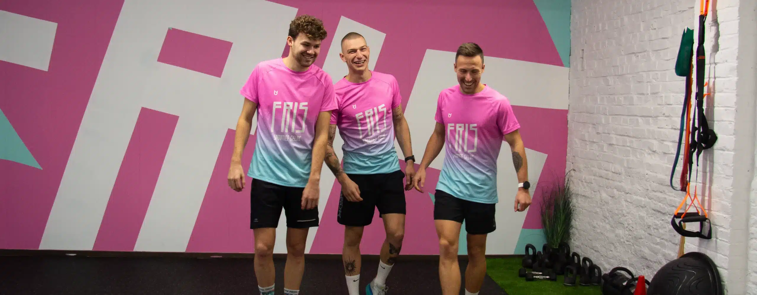 Sportshirts bedrucken & gestalten kunden design roze blauw met logo en kleur, 3 mannen in custom sportshirt