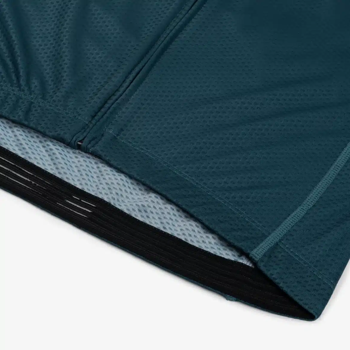 Close-up of the Elite 1200’s laser-cut sleeve and bonded seam technology.