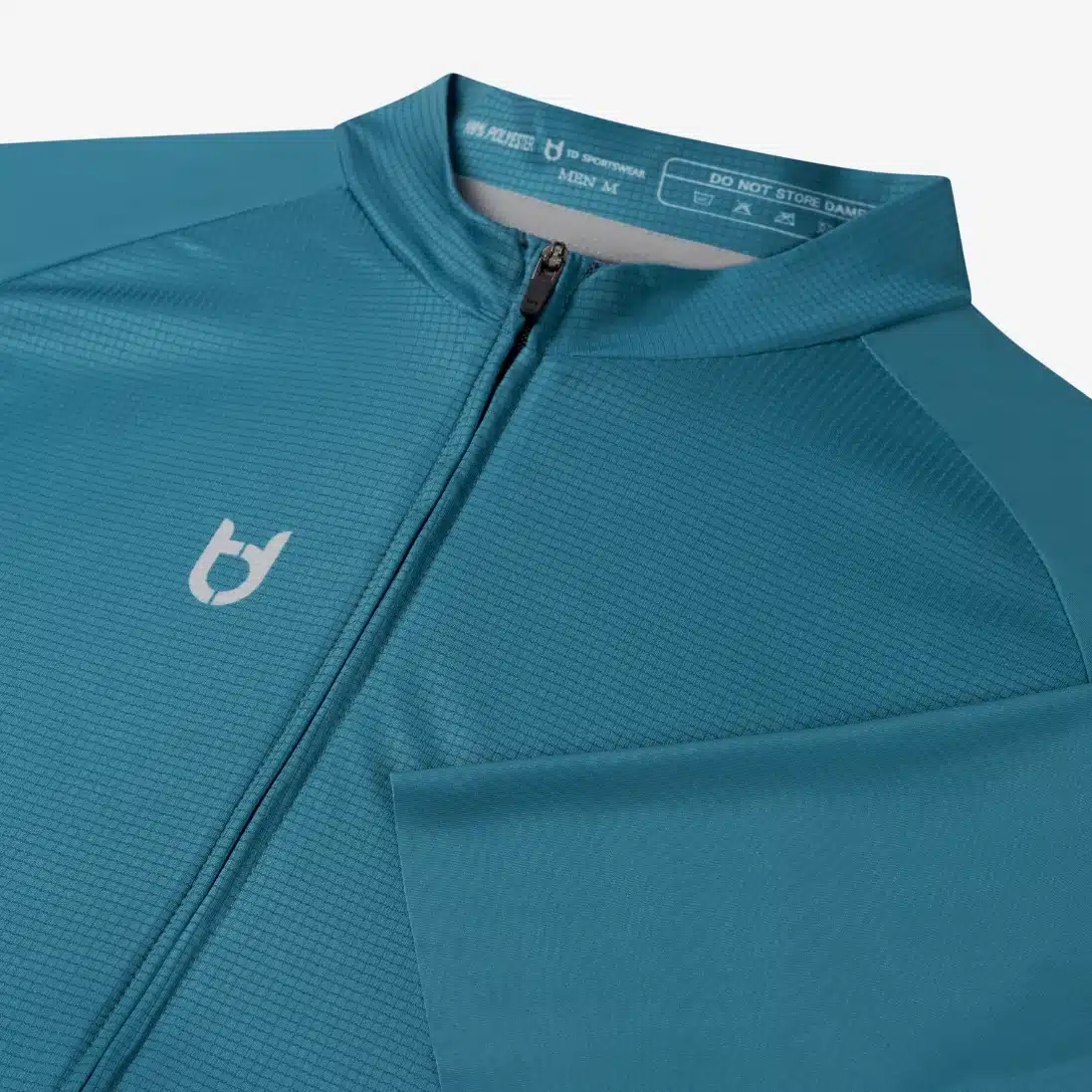 The side profile focuses on the snug sleeve finish and micro-mesh side panel. This design supports airflow and a stable fit even in aggressive riding positions.
