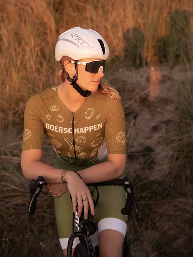 Elite 1200 custom women’s trisuit with short sleeves – aerodynamic olive green triathlon suit with Boerschappen design and vegetable icons