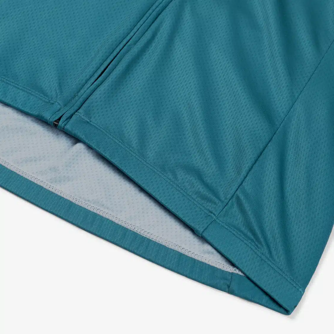 Close-up of the zipper and collar zone of the Sport 100 jersey.